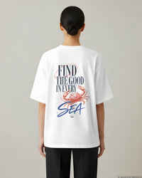 REVØRA Find The Good In Every Sea – Oversized Shirt in White, getragen, Rückenprint, KI-generierte Abbildung