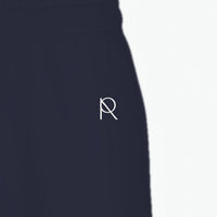 REVØRA RØ – Jogger in French Navy, RØ aus der Nähe, KI-generierte Abbildung
