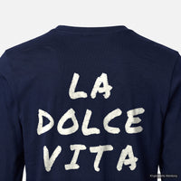 REVØRA La Dolce Vita – Longsleeve in French Navy, Rückenprint aus der Nähe, KI-generierte Abbildung