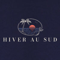 REVØRA Hiver au Sud – Zip-Hoodie in French Navy, Rückenprint aus der Nähe