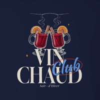 REVØRA Vin Chaud Club – Longsleeve in French Navy, Rückenprint aus der Nähe, KI-generierte Abbildung