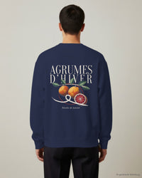 REVØRA Agrumes d'Hiver – Sweatshirt in French Navy, getragen, Rückenprint, KI-generierte Abbildung