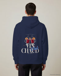 REVØRA Vin Chaud Club – Hoodie in French Navy, getragen, Rückenprint, KI-generierte Abbildung