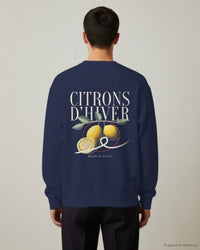 REVØRA Citrons d'Hiver – Sweatshirt in French Navy, getragen, Rückenprint, KI-generierte Abbildung