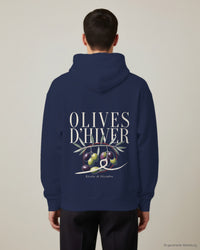 REVØRA Olives d'Hiver – Hoodie in French Navy, getragen, Rückenprint, KI-generierte Abbildung