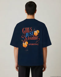 REVØRA Girls Just Wanna Aperitivo – Oversized Shirt in French Navy, getragen, Rückenprint, KI-generierte Abbildung