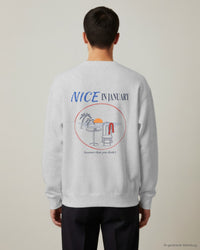 REVØRA Nice In January – Sweatshirt in Heather Grey, getragen, Rückenprint, KI-generierte Abbildung
