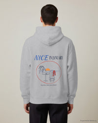 REVØRA Nice In January – Hoodie in Heather Grey, getragen, Rückenprint, KI-generierte Abbildung