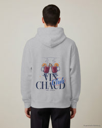 REVØRA Vin Chaud Club – Hoodie in Heather Grey, getragen, Rückenprint, KI-generierte Abbildung