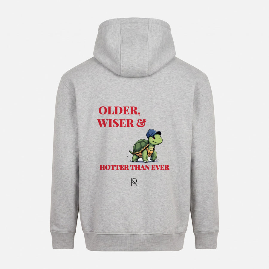REVØRA Older, Wiser & Hotter Than Ever – Hoodie in Heather Grey, Rückansicht, KI-generierte Abbildung