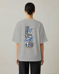 REVØRA Hot Girl CFO – Oversized Shirt in Heather Grey, getragen, Rückenprint, KI-generierte Abbildung