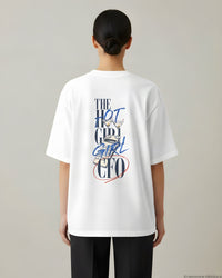 REVØRA Hot Girl CFO – Oversized Shirt in White, getragen, Rückenprint, KI-generierte Abbildung