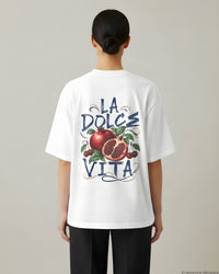 REVØRA La Dolce Vita Pomegranate – Oversized Shirt in White, getragen, Rückenprint, KI-generierte Abbildung