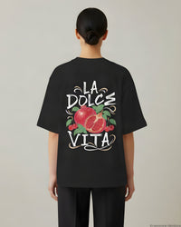 REVØRA La Dolce Vita Pomegranate – Oversized Shirt in Black, getragen, Rückenprint, KI-generierte Abbildung