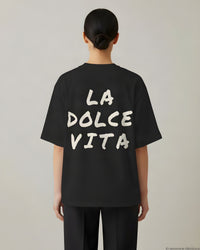 REVØRA La Dolce Vita – Oversized Shirt in Black, getragen, Rückenprint, KI-generierte Abbildung