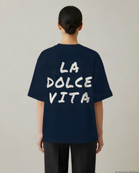 REVØRA La Dolce Vita – Oversized Shirt in French Navy, getragen, Rückenprint, KI-generierte Abbildung