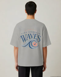 REVØRA Life Comes In Waves – Oversized Shirt in Heather Grey, getragen, Rückenprint, KI-generierte Abbildung