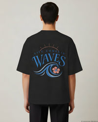 REVØRA Life Comes In Waves – Oversized Shirt in Black, getragen, Rückenprint, KI-generierte Abbildung