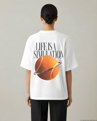 REVØRA Life Is A Simulation – Oversized Shirt in White, getragen, Rückenprint, KI-generierte Abbildung