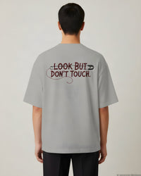 REVØRA Look But Don't Touch – Oversized Shirt in Heather Grey, getragen, Rückenprint, KI-generierte Abbildung