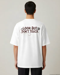 REVØRA Look But Don't Touch – Oversized Shirt in White, getragen, Rückenprint, KI-generierte Abbildung