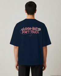 REVØRA Look But Don't Touch – Oversized Shirt in French Navy, getragen, Rückenprint, KI-generierte Abbildung