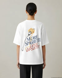 REVØRA More Spaghetti Less Upsetti – Oversized Shirt in White, getragen, Rückenprint, KI-generierte Abbildung