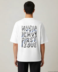 REVØRA Music Is My First Love – Oversized Shirt in White, getragen, Rückenprint, KI-generierte Abbildung