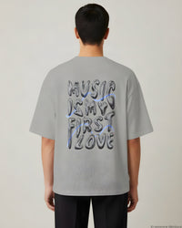 REVØRA Music Is My First Love – Oversized Shirt in Heather Grey, getragen, Rückenprint, KI-generierte Abbildung