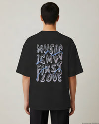 REVØRA Music Is My First Love – Oversized Shirt in Black, getragen, Rückenprint, KI-generierte Abbildung