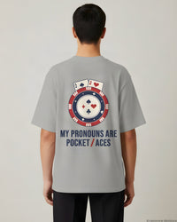 REVØRA My Pronouns Are Pocket Aces Oversized T-Shirt – Oversized Shirt in Heather Grey, getragen, Rückenprint, KI-generierte Abbildung