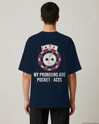REVØRA My Pronouns Are Pocket Aces Oversized T-Shirt – Oversized Shirt in French Navy, getragen, Rückenprint, KI-generierte Abbildung