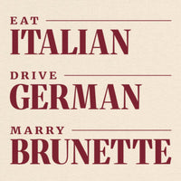 REVØRA Eat Italian Drive German Marry Brunette Oversized T-Shirt – Oversized Shirt in Natural Raw, Rückenprint aus der Nähe