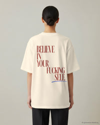 REVØRA Believe In Yourself – Oversized Shirt in Natural Raw, getragen, Rückenprint, KI-generierte Abbildung