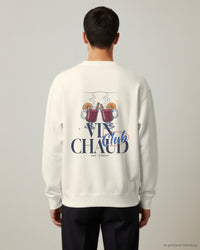 REVØRA Vin Chaud Club – Sweatshirt in Natural Raw, getragen, Rückenprint, KI-generierte Abbildung