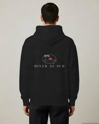 REVØRA Hiver au Sud – Zip-Hoodie in Black, getragen, Rückenprint, KI-generierte Abbildung