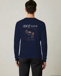 REVØRA Nice In January – Longsleeve in French Navy, getragen, Rückenprint, KI-generierte Abbildung