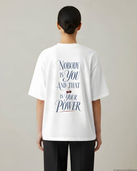 REVØRA Nobody Is You – Oversized Shirt in White, getragen, Rückenprint, KI-generierte Abbildung