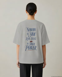 REVØRA Nobody Is You – Oversized Shirt in Heather Grey, getragen, Rückenprint, KI-generierte Abbildung