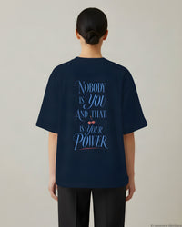 REVØRA Nobody Is You – Oversized Shirt in French Navy, getragen, Rückenprint, KI-generierte Abbildung