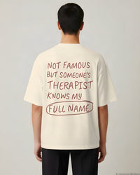 REVØRA Not Famous But Someone's Therapist Oversized T-Shirt – Oversized Shirt in Natural Raw, getragen, Rückenprint, KI-generierte Abbildung