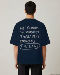 REVØRA Not Famous But Someone's Therapist Oversized T-Shirt – Oversized Shirt in French Navy, getragen, Rückenprint, KI-generierte Abbildung