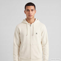 REVØRA Olives d'Hiver – Zip-Hoodie in Off White, getragen, Vorderansicht, KI-generierte Abbildung