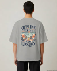 REVØRA Offline Luxury Beach Cocktail – Oversized Shirt in Heather Grey, getragen, Rückenprint, KI-generierte Abbildung