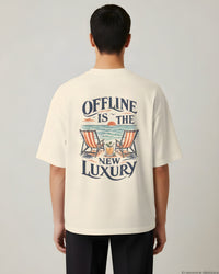 REVØRA Offline Luxury Beach Cocktail – Oversized Shirt in Natural Raw, getragen, Rückenprint, KI-generierte Abbildung
