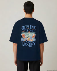 REVØRA Offline Luxury Beach Cocktail – Oversized Shirt in French Navy, getragen, Rückenprint, KI-generierte Abbildung