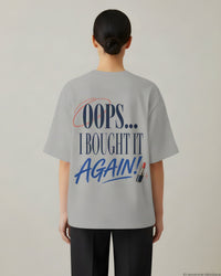 REVØRA Oops I Bought It Again – Oversized Shirt in Heather Grey, getragen, Rückenprint, KI-generierte Abbildung