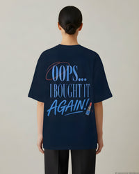 REVØRA Oops I Bought It Again – Oversized Shirt in French Navy, getragen, Rückenprint, KI-generierte Abbildung