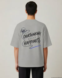 REVØRA Overthinking Kills Happiness – Oversized Shirt in Heather Grey, getragen, Rückenprint, KI-generierte Abbildung