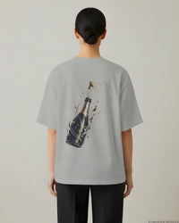 REVØRA Pop The Cork – Oversized Shirt in Heather Grey, getragen, Rückenprint, KI-generierte Abbildung